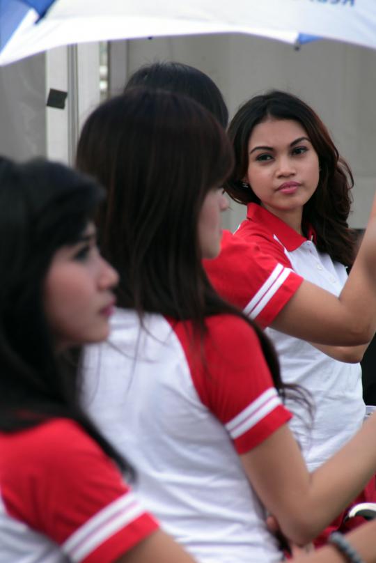 Aksi Gadis Payung Cantik Di Jiexpo Criterium 2014