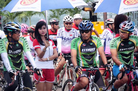 Aksi gadis payung cantik di JIExpo Criterium 2014