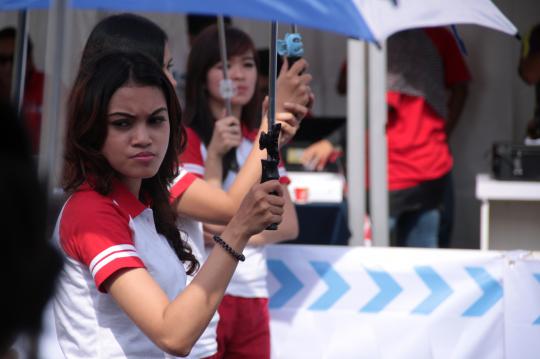 Aksi gadis payung cantik di JIExpo Criterium 2014