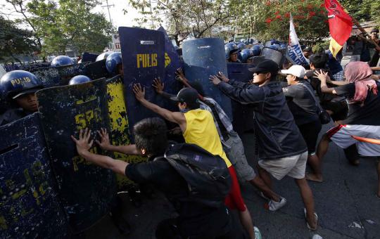 Bentrokan sengit warnai pembongkaran bangunan liar di Filipina