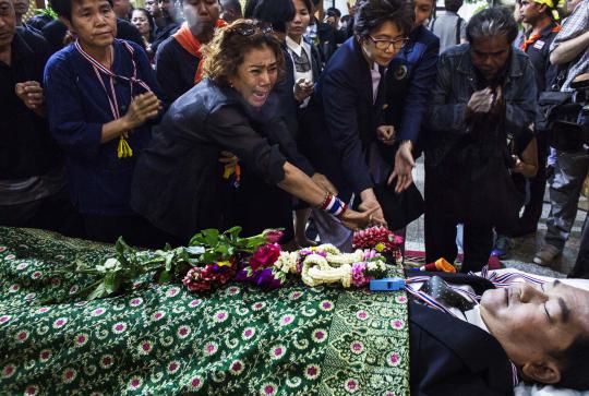 Demonstran Thailand padati upacara pemakaman Suthin Tharatin