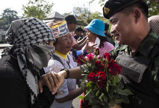 Demonstran Thailand padati upacara pemakaman Suthin Tharatin