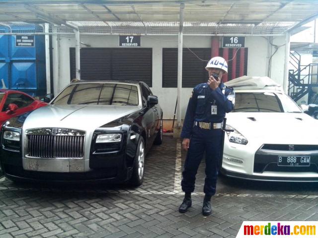 Foto Ini deretan mobil  mewah  milik  adik Ratu Atut di KPK 