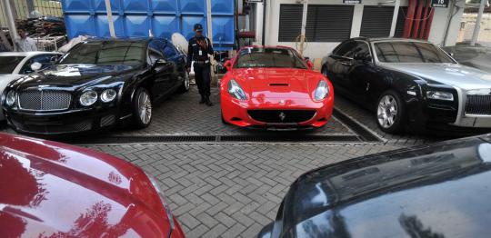 Mobil-mobil mewah adik Ratu Atut bikin sempit halaman parkir KPK