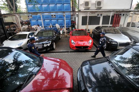 Mobil-mobil mewah adik Ratu Atut bikin sempit halaman parkir KPK