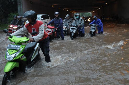 Nekat terjang banjir di Terowongan Cawang, puluhan motor mogok