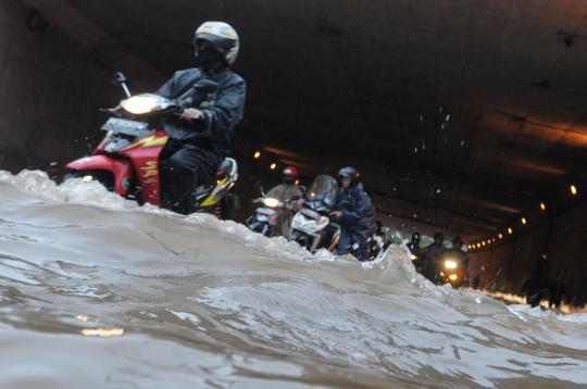 Nekat terjang banjir di Terowongan Cawang, puluhan motor mogok