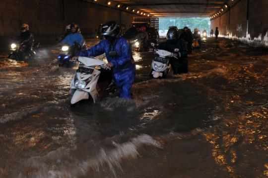 Nekat terjang banjir di Terowongan Cawang, puluhan motor mogok