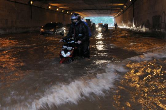 Nekat terjang banjir di Terowongan Cawang, puluhan motor mogok