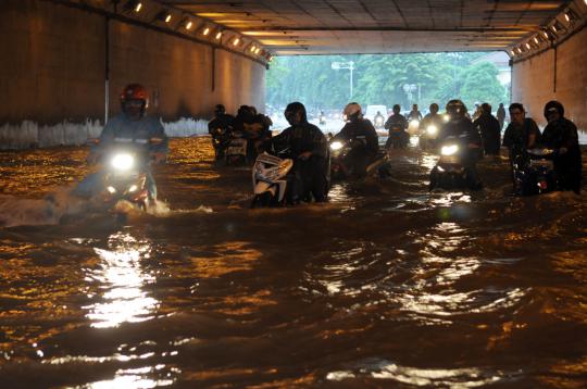 Nekat terjang banjir di Terowongan Cawang, puluhan motor mogok