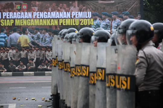 Aksi aparat kepolisian dalam simulasi pengamanan Pemilu 2014