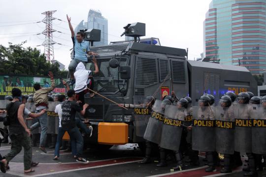 Aksi aparat kepolisian dalam simulasi pengamanan Pemilu 2014