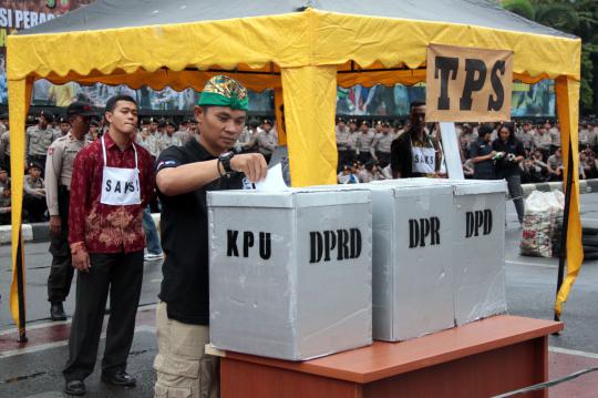 Aksi aparat kepolisian dalam simulasi pengamanan Pemilu 2014