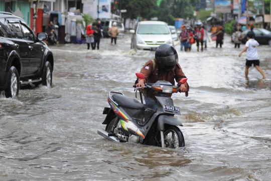 Aksi nekat pemotor terobos banjir di kawasan Benhil