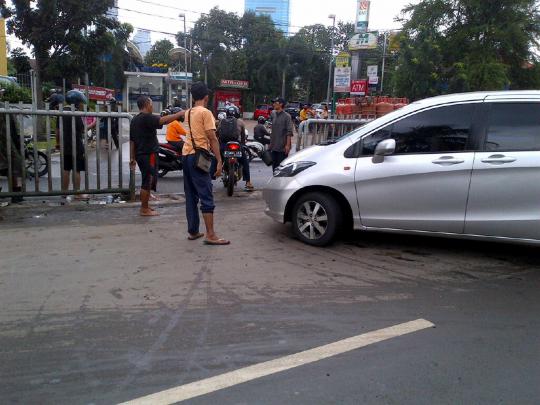 Ini pembatas jalan di Tendean yang dijebol warga