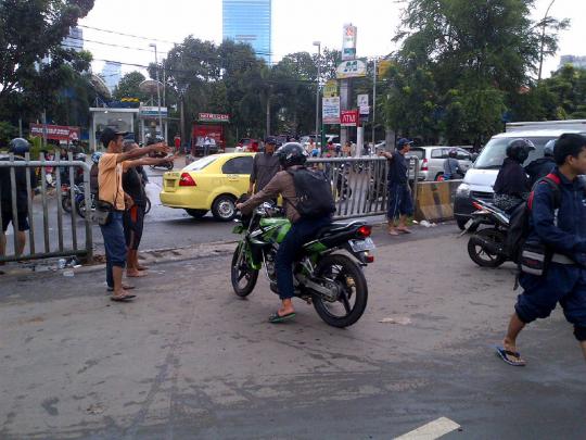 Ini pembatas jalan di Tendean yang dijebol warga