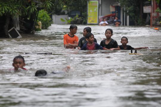 Parahnya banjir terjang komplek Polri Pondok Karya