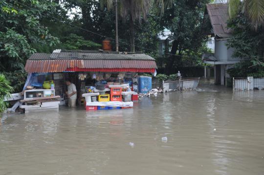 Parahnya banjir terjang komplek Polri Pondok Karya