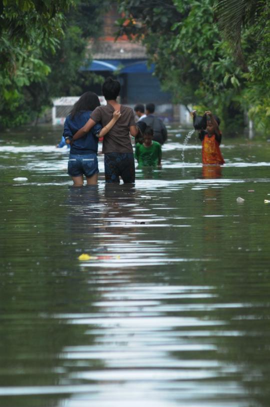 Kemesraan di tengah banjir