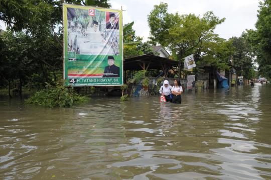 Kemesraan di tengah banjir