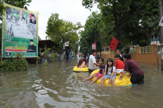 Kemesraan di tengah banjir