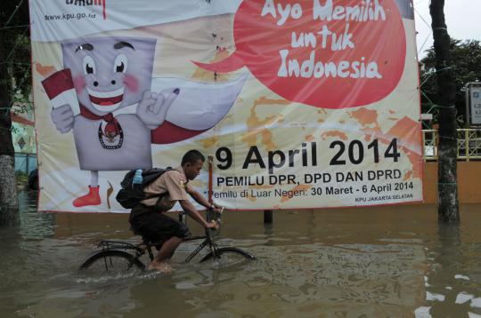 Kemesraan di tengah banjir