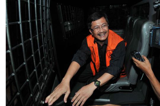 Usai diperiksa, Rudi Rubiandini tebar senyuman