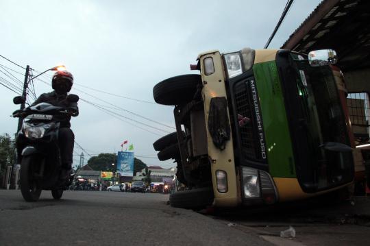 Penutup drainase rapuh, truk muatan kayu terguling di Pamulang