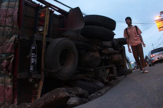 Penutup drainase rapuh, truk muatan kayu terguling di Pamulang