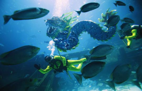 Sambut Imlek di Singapura, barongsai naga beraksi di bawah laut