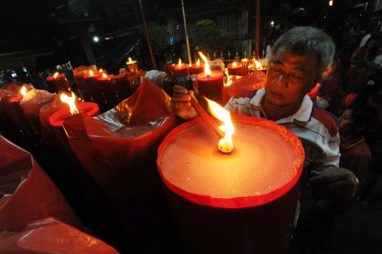 Kekhusyukan doa warga Tionghoa sambut Tahun Baru Imlek 2565