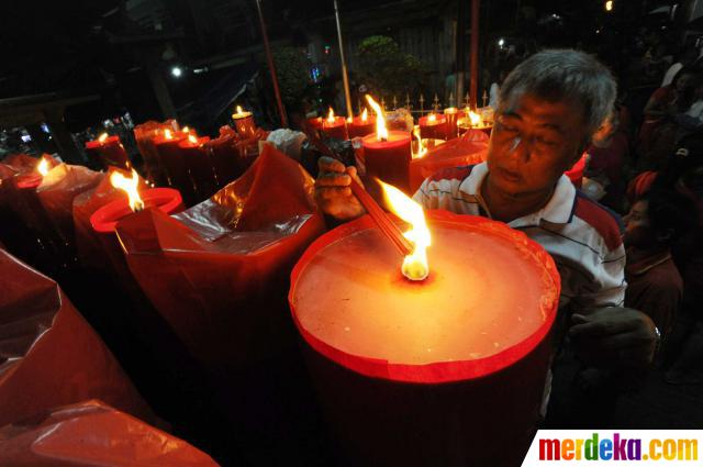 Foto : Kekhusyukan doa warga Tionghoa sambut Tahun Baru 