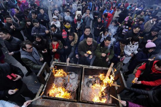 Jutaan warga Beijing sembahyang rayakan Imlek