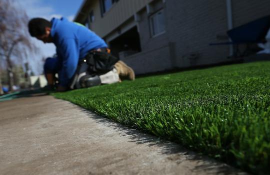 Dilanda kekeringan parah, warga California pasang rumput buatan