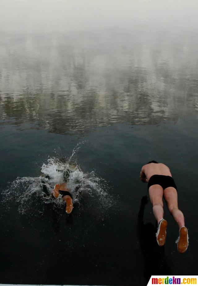Foto Orang ini nekat berenang di sungai bersuhu 30 