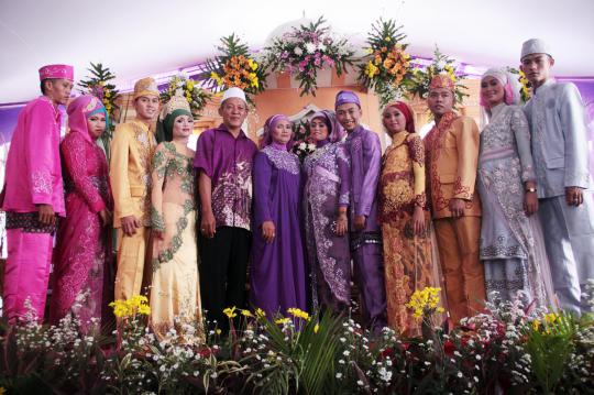 Uniknya resepsi pernikahan lima pasang pengantin di Mampang