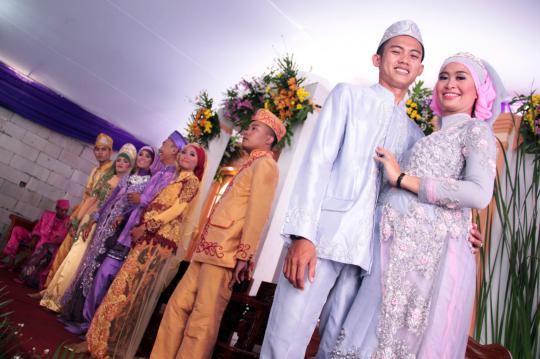 Uniknya resepsi pernikahan lima pasang pengantin di Mampang