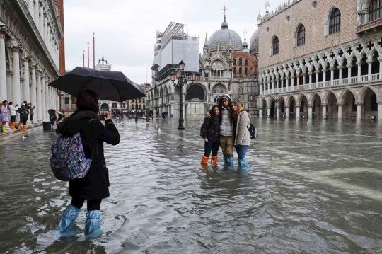 Suasana kota romantis Venesia saat terendam banjir