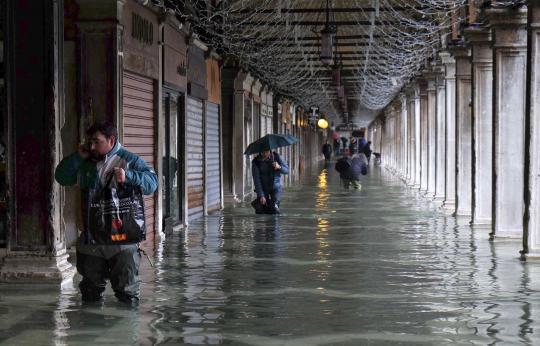 Suasana kota romantis Venesia saat terendam banjir