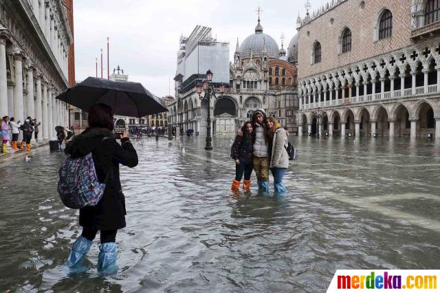  Foto Suasana kota romantis Venesia saat terendam banjir 