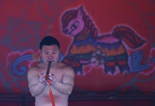 Ekstrem, pria di China ini beratraksi menelan pedang