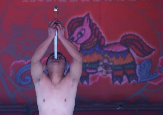Ekstrem, pria di China ini beratraksi menelan pedang