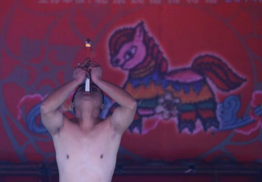 Ekstrem, pria di China ini beratraksi menelan pedang