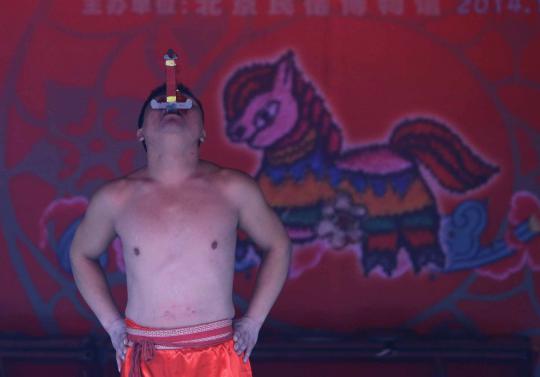 Ekstrem, pria di China ini beratraksi menelan pedang