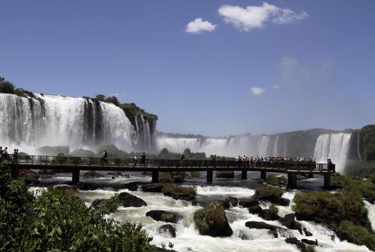 Menikmati indahnya Iguazu Falls di perbatasan Brasil-Argentina