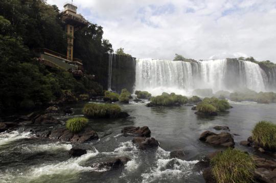 Menikmati indahnya Iguazu Falls di perbatasan Brasil-Argentina