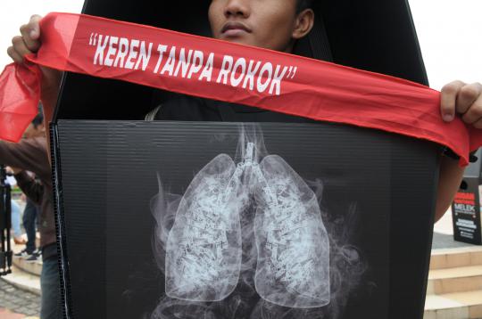 Kampanye bahaya rokok, aktivis bawa peti mati