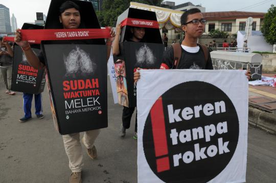 Kampanye bahaya rokok, aktivis bawa peti mati