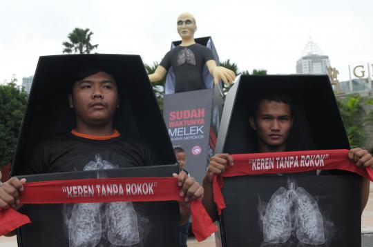 Kampanye bahaya rokok, aktivis bawa peti mati
