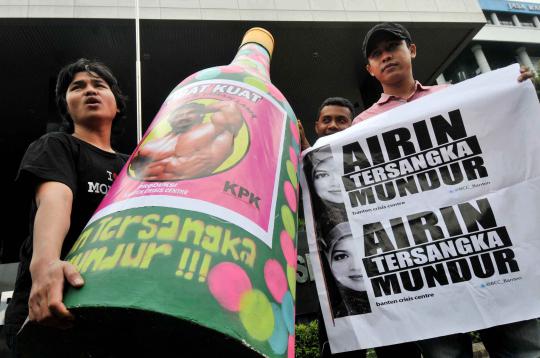 Tuntut Airin mundur, aktivis bawa obat kuat raksasa untuk KPK